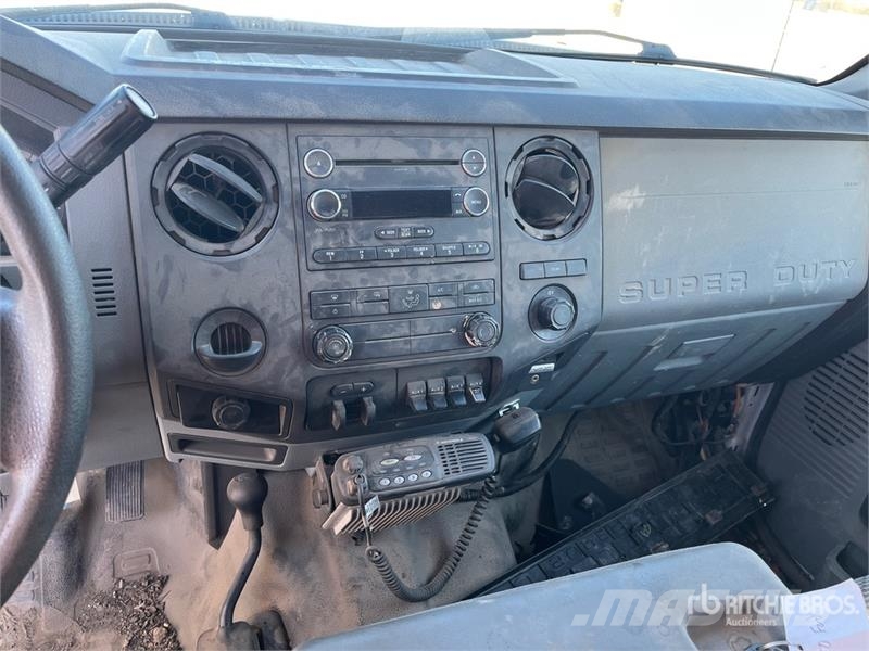 Ford F-450 4x4 Crew Cab Cab and Chassis Cabines