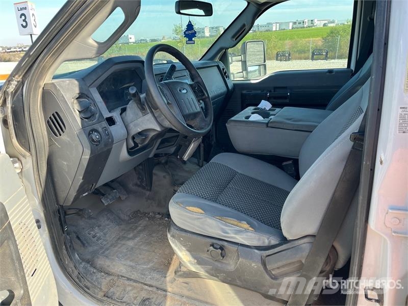 Ford F-450 4x4 Crew Cab Cab and Chassis Cabines