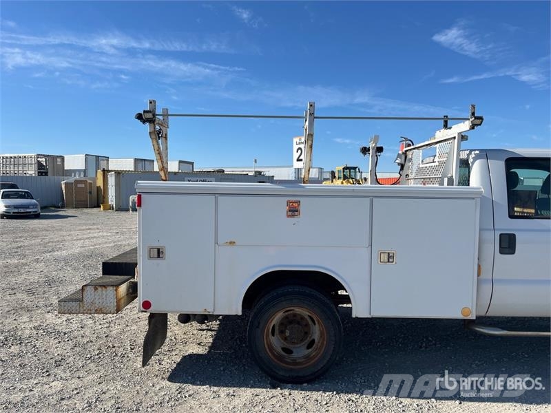 Ford F-450 4x4 Crew Cab Cab and Chassis Cabines