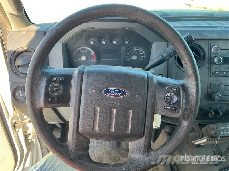 Ford F-450 4x4 Crew Cab Cab and Chassis Cabines