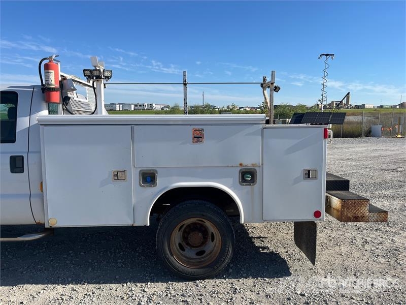 Ford F-450 4x4 Crew Cab Cab and Chassis Cabines