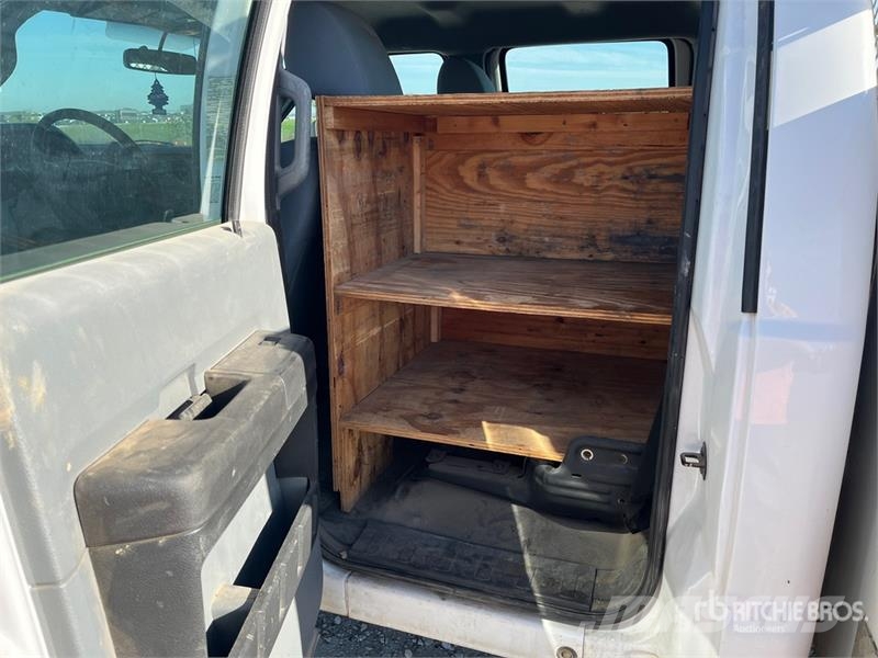 Ford F-450 4x4 Crew Cab Cab and Chassis Cabines