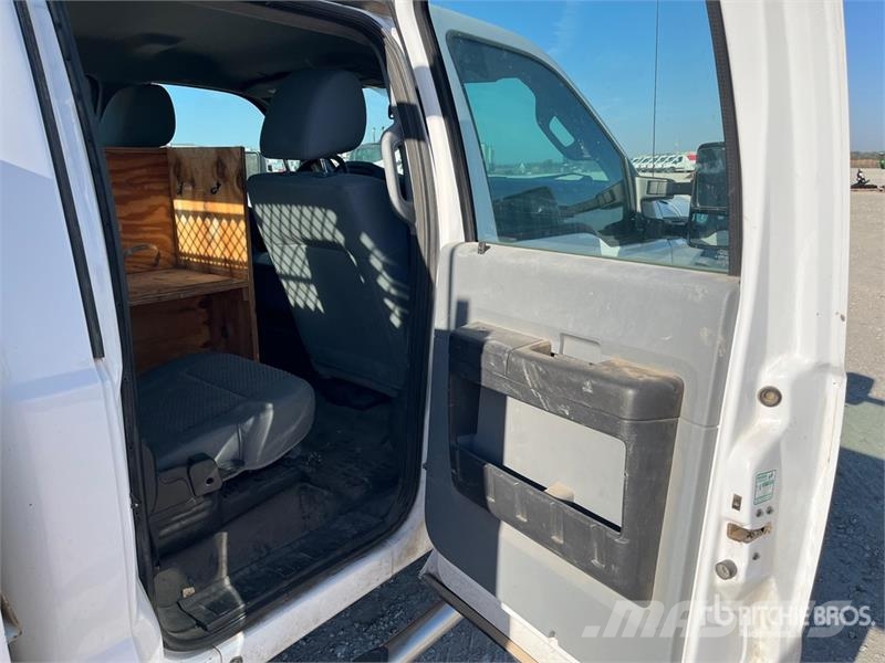 Ford F-450 4x4 Crew Cab Cab and Chassis Cabines