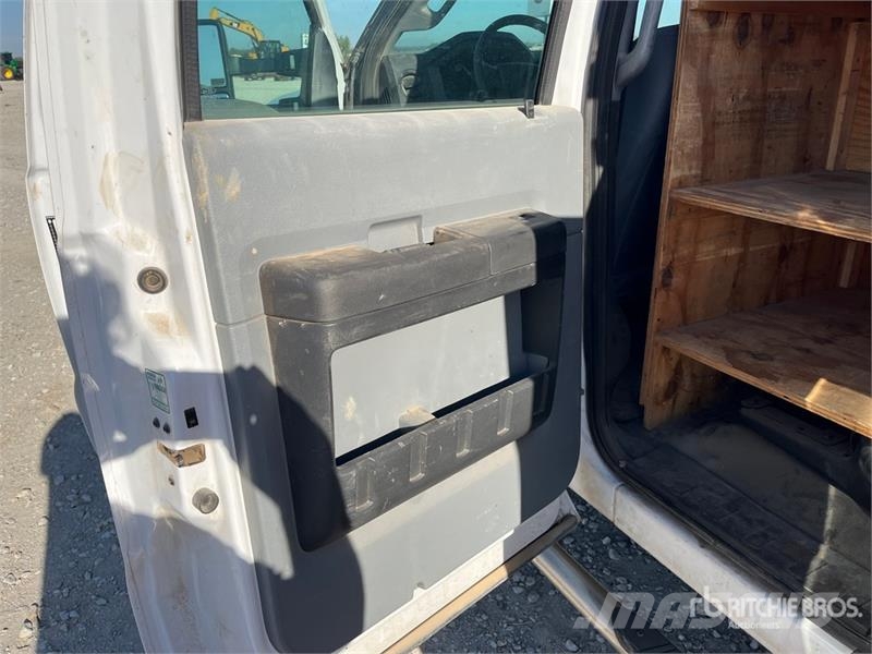 Ford F-450 4x4 Crew Cab Cab and Chassis Cabines