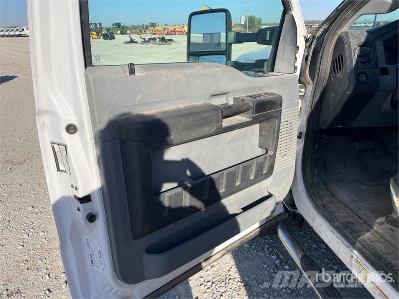 Ford F-450 4x4 Crew Cab Cab and Chassis Cabines