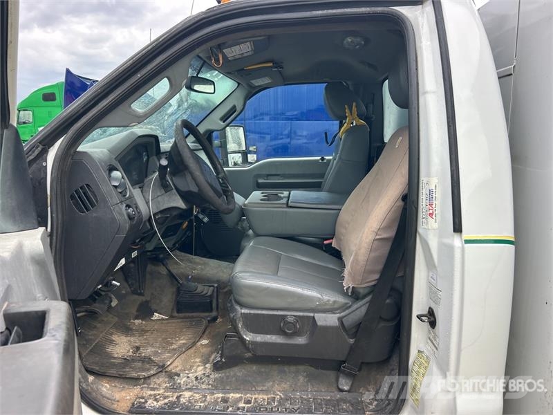 Ford F-450 4x4 Utility Truck Pikaplar