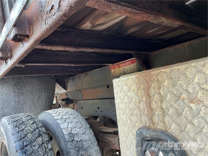 Ford F-450 XL 4x2 Crew Cab Flatbed Dump Truck Pašizgāzējs