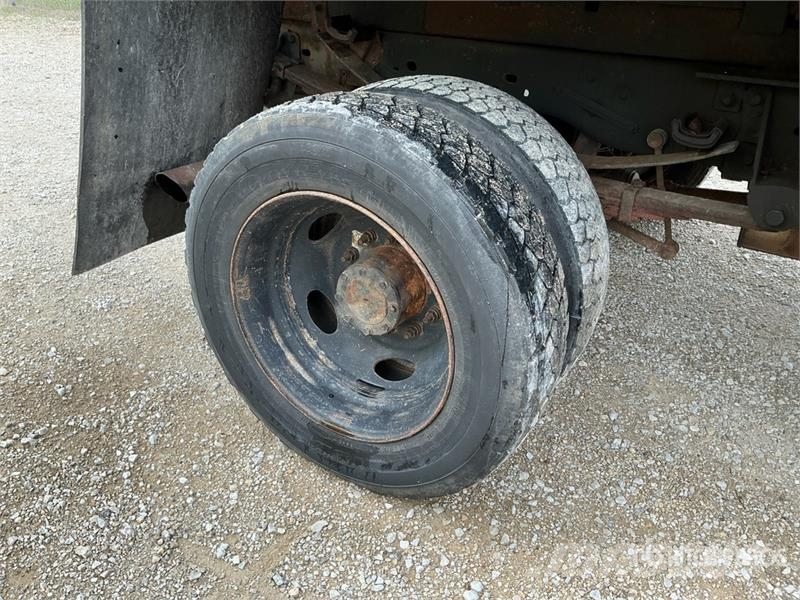 Ford F-450 XL 4x2 Crew Cab Flatbed Dump Truck Pašizgāzējs