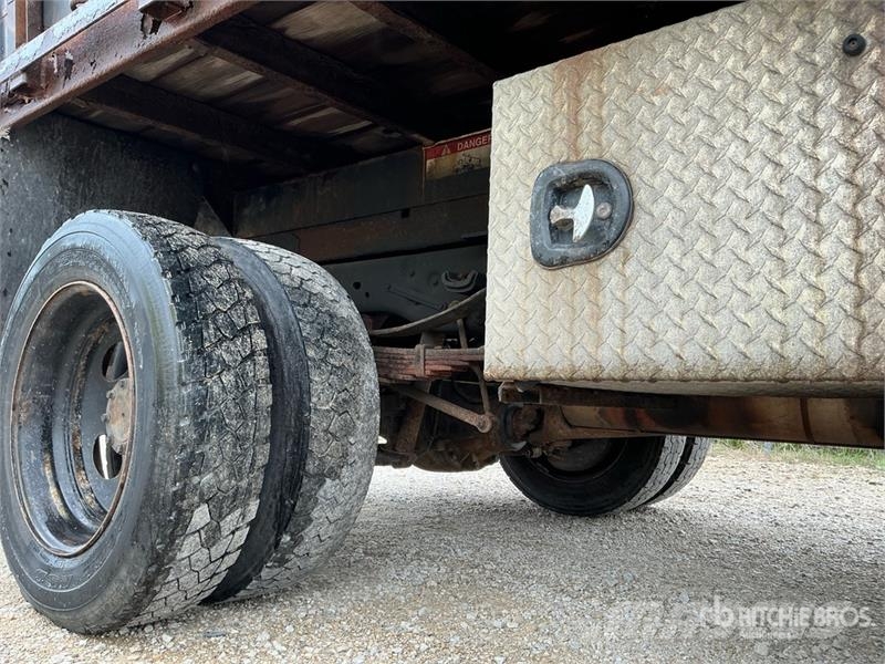 Ford F-450 XL 4x2 Crew Cab Flatbed Dump Truck Pašizgāzējs