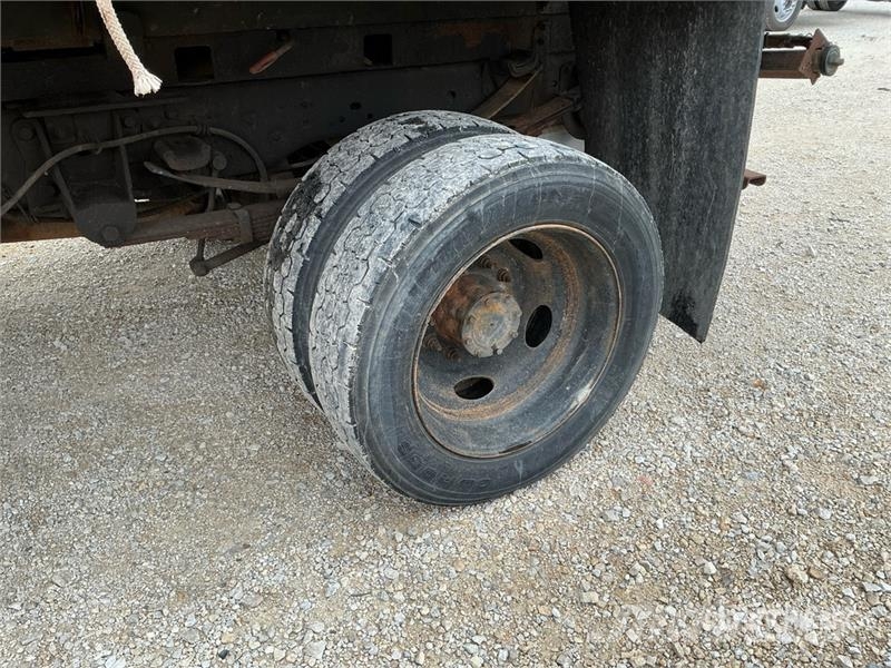 Ford F-450 XL 4x2 Crew Cab Flatbed Dump Truck Pašizgāzējs
