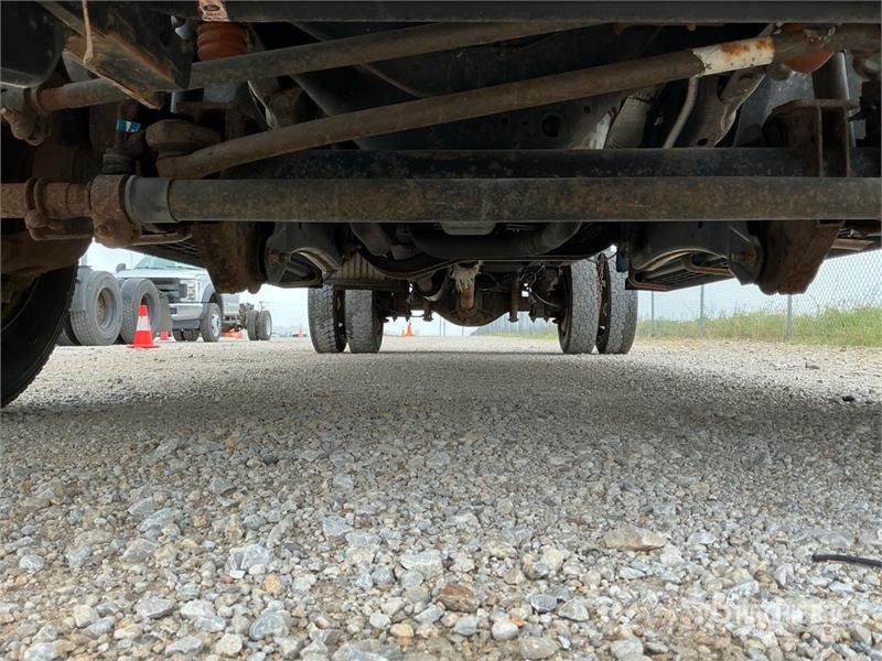 Ford F-450 XL 4x2 Crew Cab Flatbed Dump Truck Pašizgāzējs