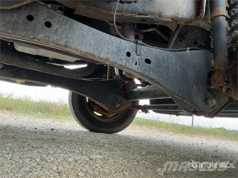 Ford F-450 XL 4x2 Crew Cab Flatbed Dump Truck Pašizgāzējs