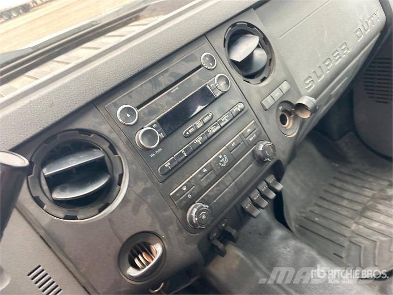 Ford F-450 XL 4x4 Crew Cab Utility Truck (Inoperable) 皮卡.傳統半斗卡車/側卸板