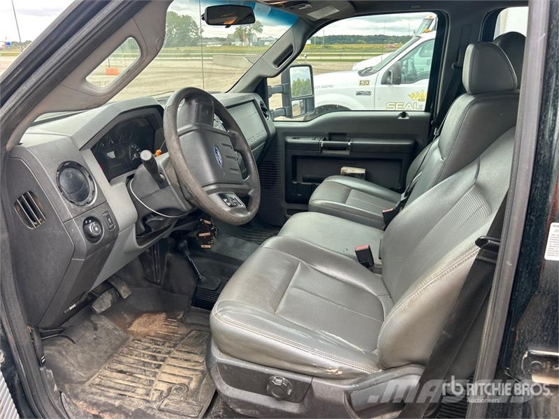 Ford F-450 XL 4x4 Crew Cab Utility Truck (Inoperable) 皮卡.傳統半斗卡車/側卸板