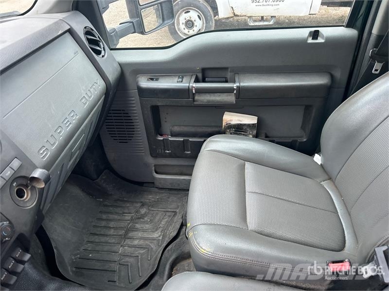 Ford F-450 XL 4x4 Crew Cab Utility Truck (Inoperable) 皮卡.傳統半斗卡車/側卸板