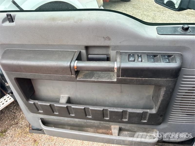 Ford F-450 XL 4x4 Crew Cab Utility Truck (Inoperable) 皮卡.傳統半斗卡車/側卸板