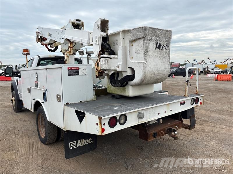 Ford F-550 卡車裝載高空作業車