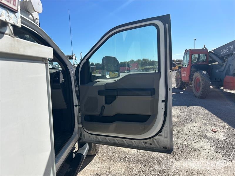 Ford F-550 Nostolava-autot