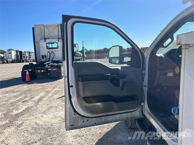 Ford F-550 Nostolava-autot