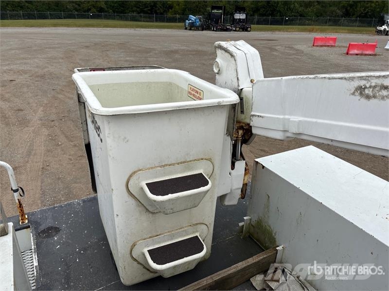 Ford F-550 卡車裝載高空作業車