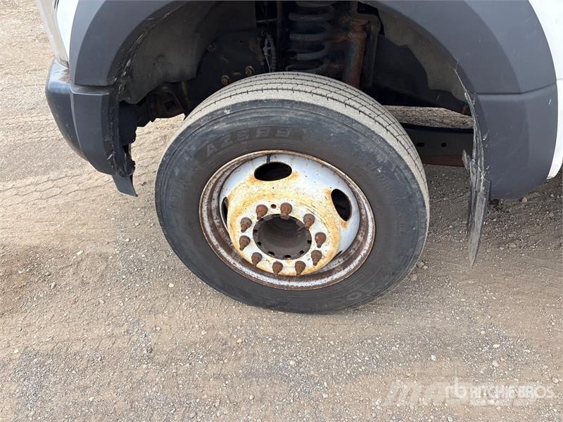 Ford F-550 卡車裝載高空作業車