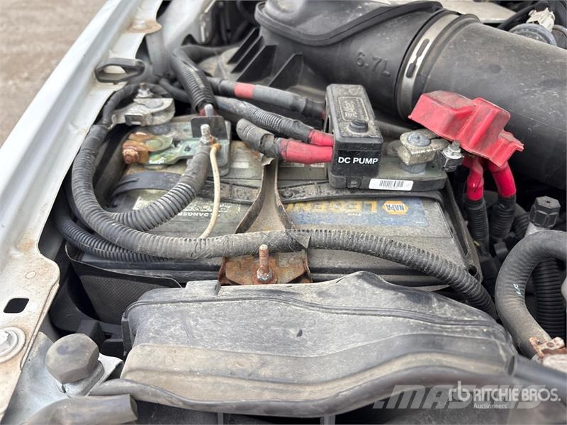 Ford F-550 卡車裝載高空作業車