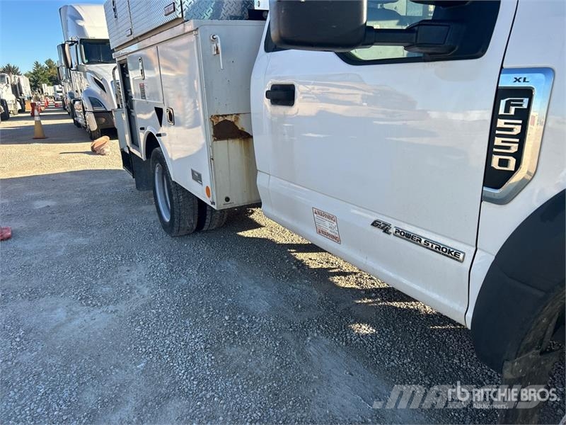 Ford F-550 Nostolava-autot