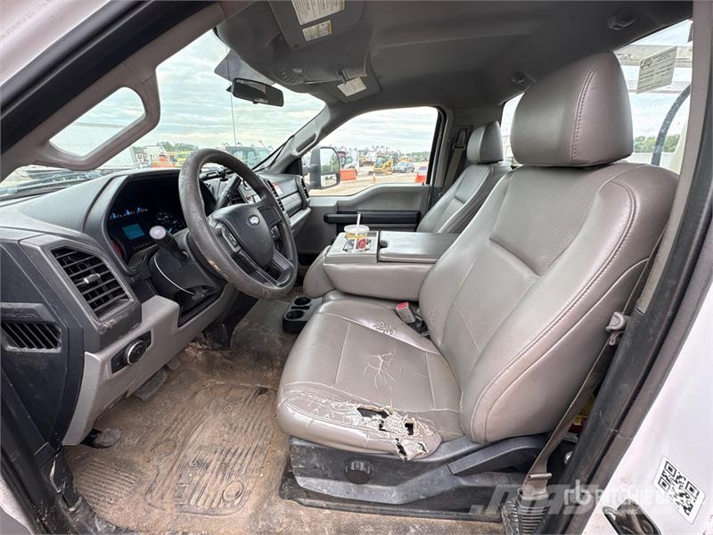 Ford F-550 卡車裝載高空作業車