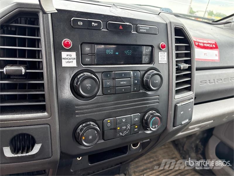 Ford F-550 卡車裝載高空作業車