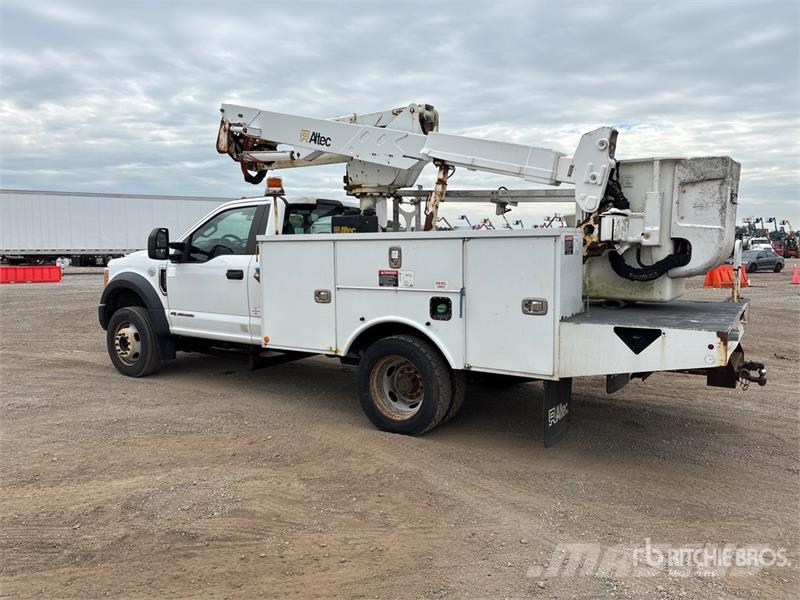 Ford F-550 卡車裝載高空作業車