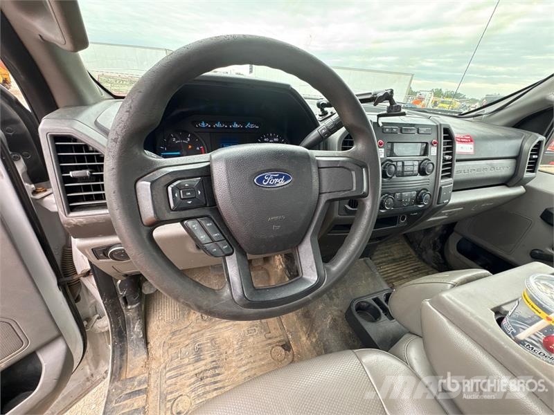 Ford F-550 卡車裝載高空作業車