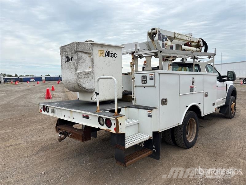 Ford F-550 卡車裝載高空作業車