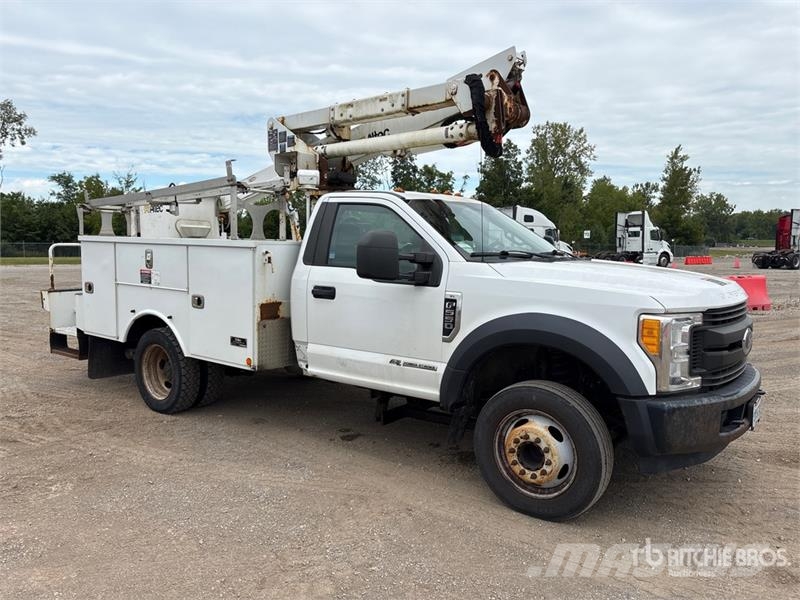 Ford F-550 卡車裝載高空作業車