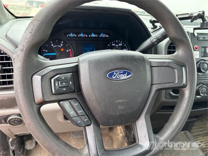 Ford F-550 卡車裝載高空作業車