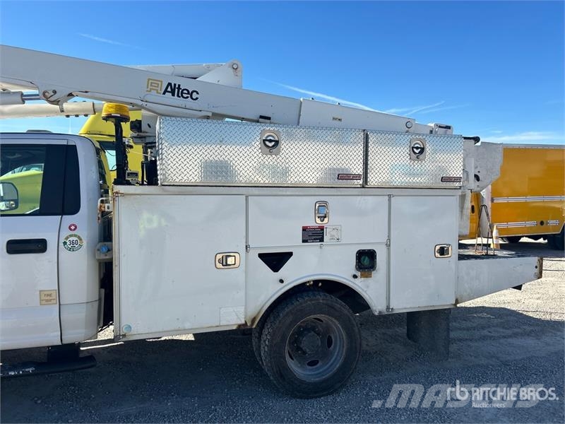 Ford F-550 Nostolava-autot