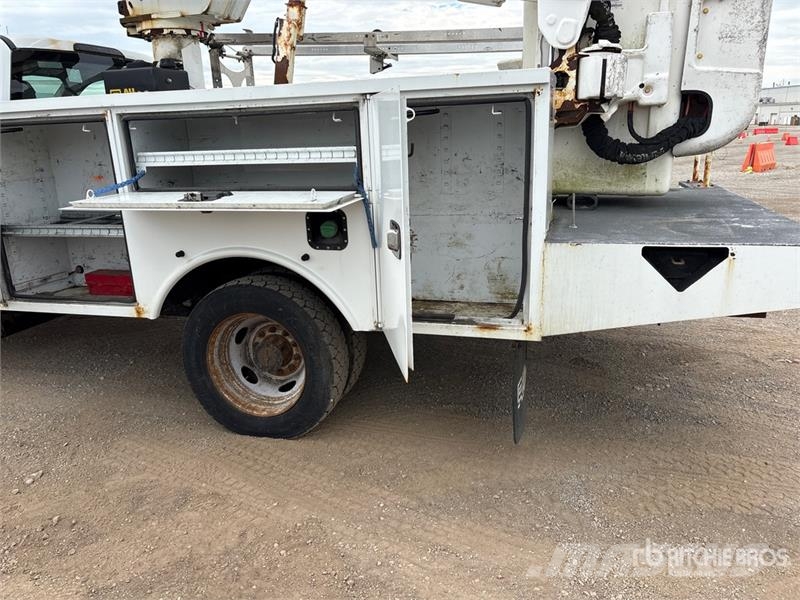 Ford F-550 卡車裝載高空作業車
