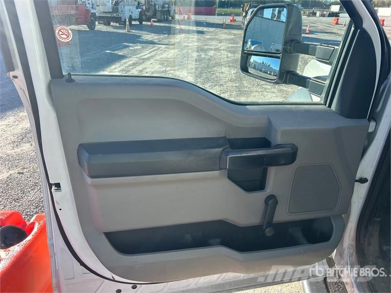 Ford F-550 Nostolava-autot