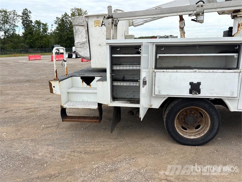Ford F-550 卡車裝載高空作業車