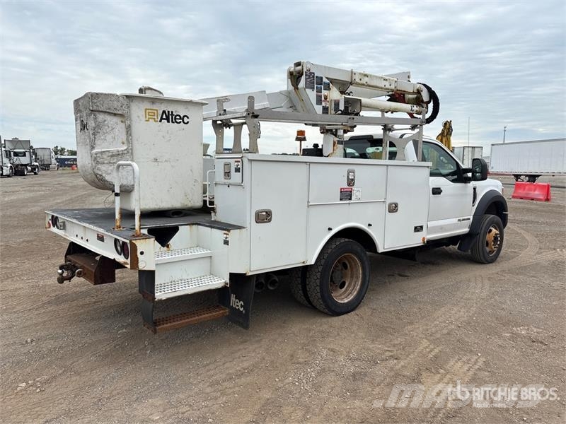 Ford F-550 卡車裝載高空作業車