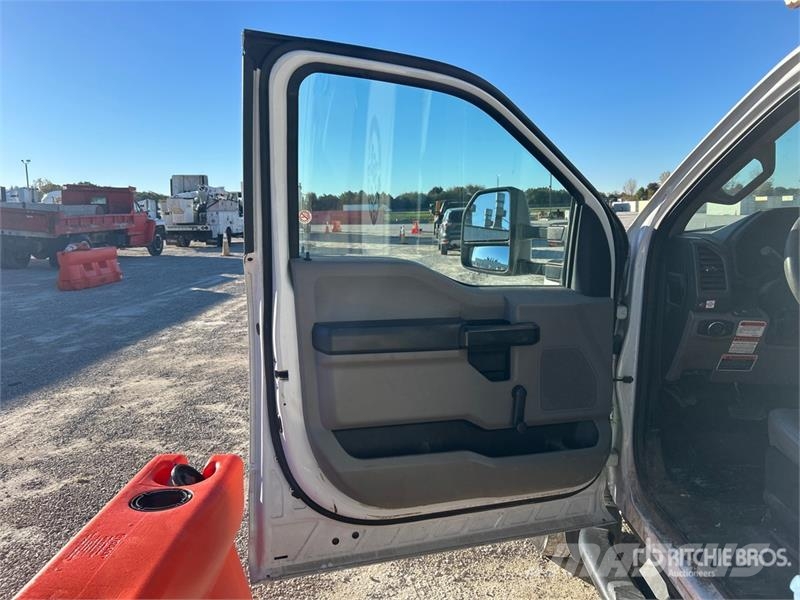 Ford F-550 Nostolava-autot