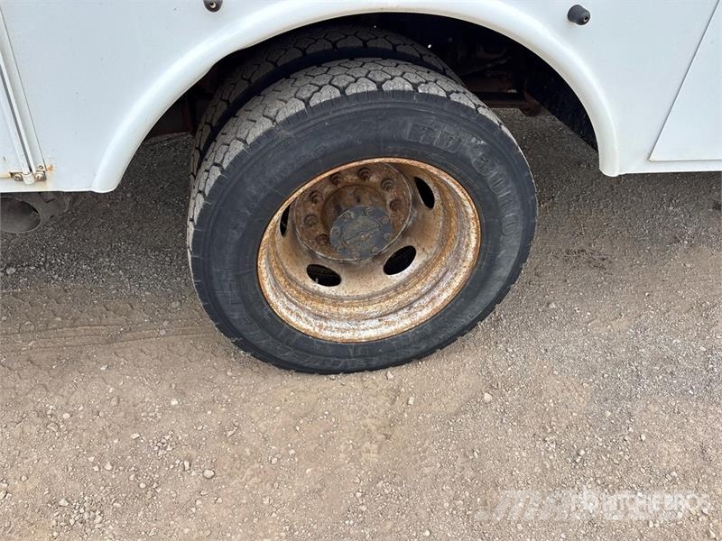 Ford F-550 卡車裝載高空作業車
