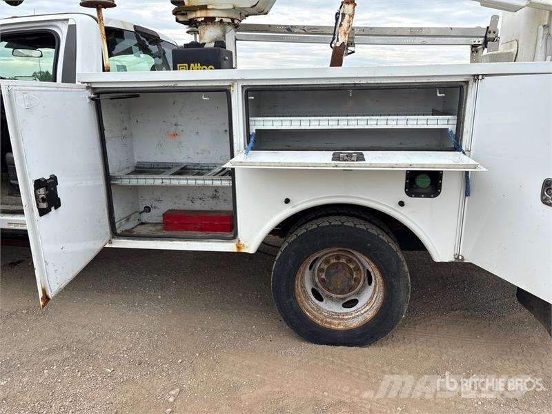 Ford F-550 卡車裝載高空作業車