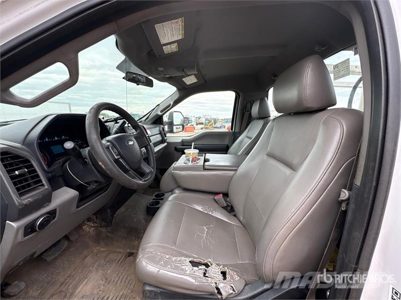 Ford F-550 卡車裝載高空作業車