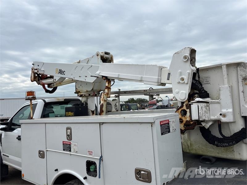 Ford F-550 卡車裝載高空作業車