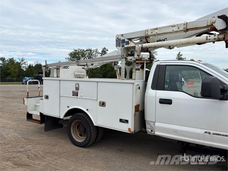 Ford F-550 卡車裝載高空作業車