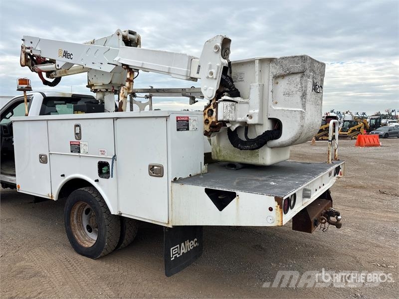 Ford F-550 卡車裝載高空作業車
