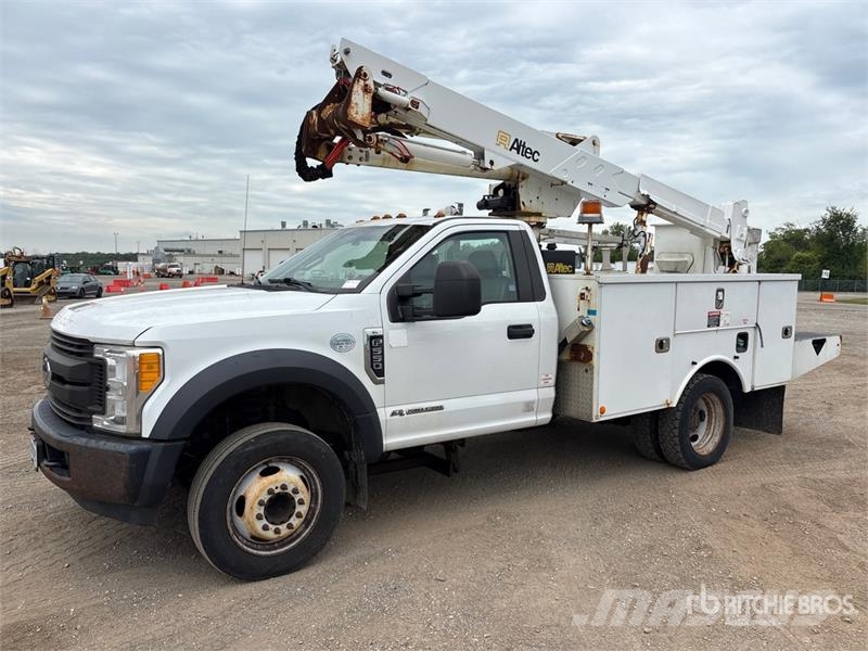 Ford F-550 卡車裝載高空作業車