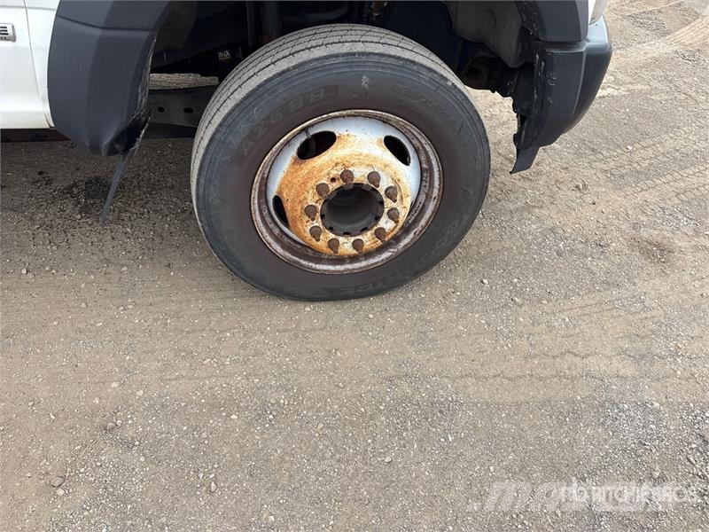 Ford F-550 卡車裝載高空作業車