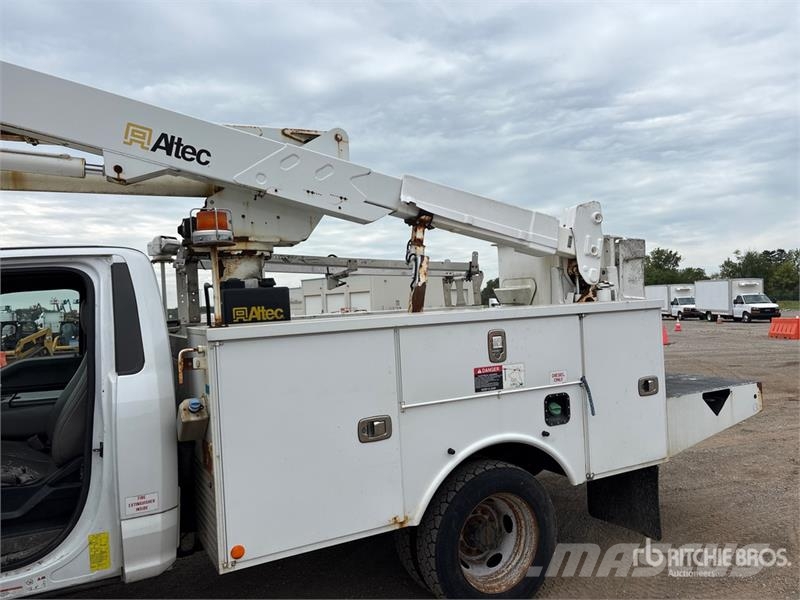 Ford F-550 卡車裝載高空作業車