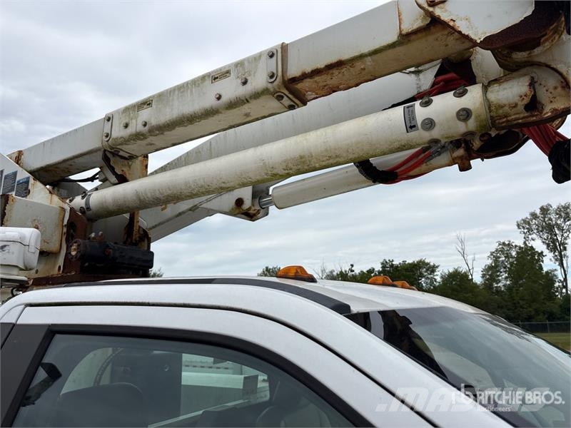 Ford F-550 卡車裝載高空作業車